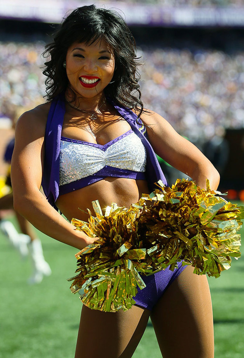 Minnesota-Vikings-cheerleaders-252150927064_Chargers_at_Vikings.jpg