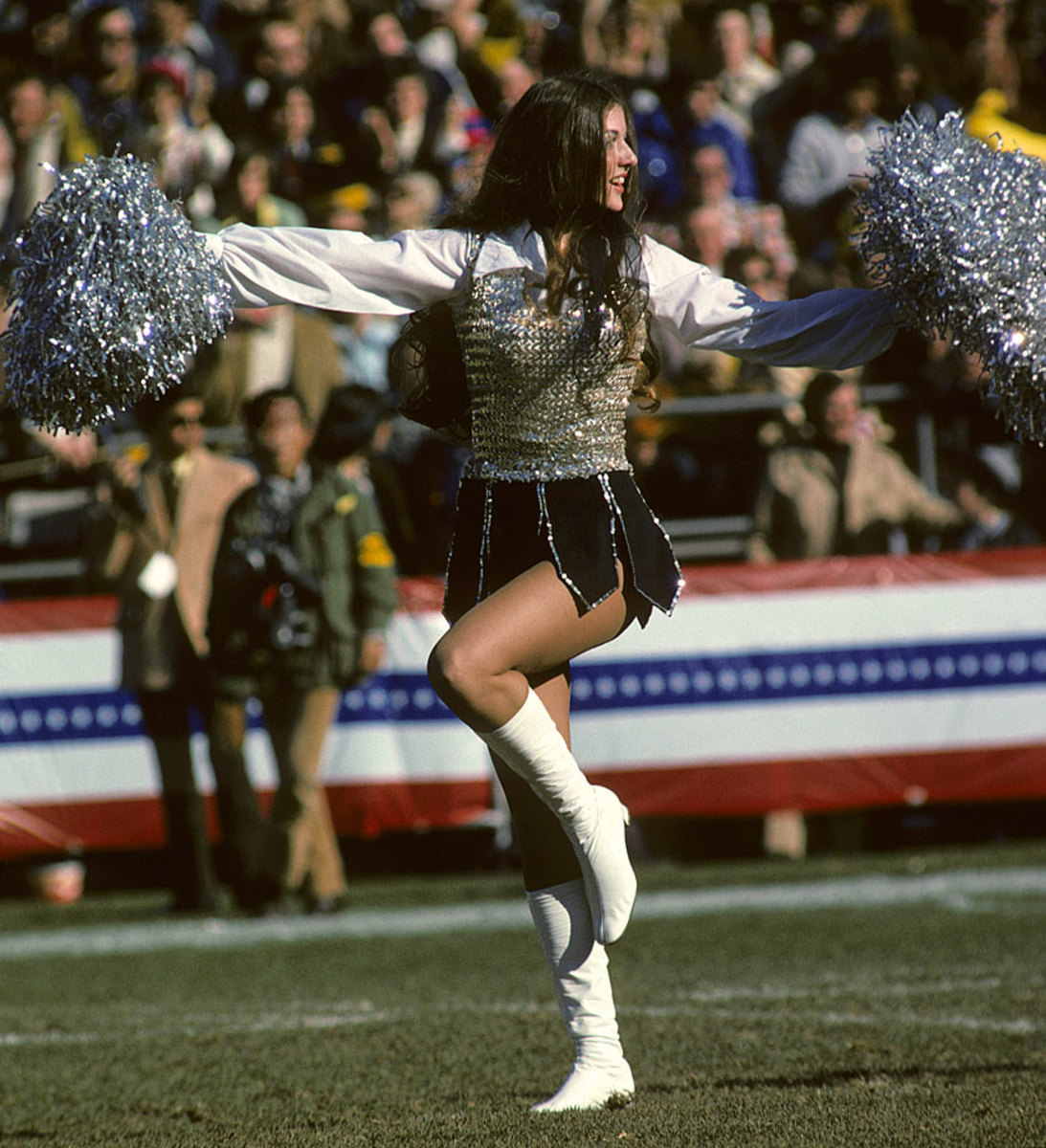 1975-Super-Bowl-IX-Oakland-Raiders-cheerleader.jpg