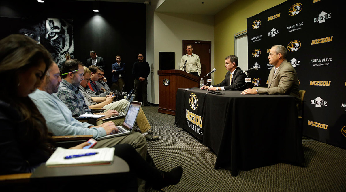 Missouri Football Team Helps End Hunger Strike President Resigns Sports Illustrated 