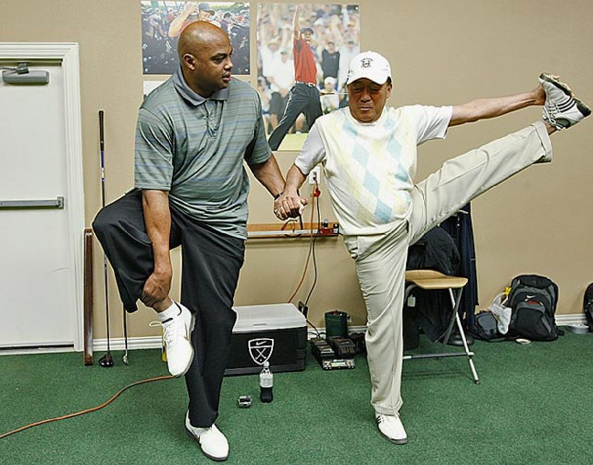 charles-barkley-golf-suckki-jang-076690135.jpg