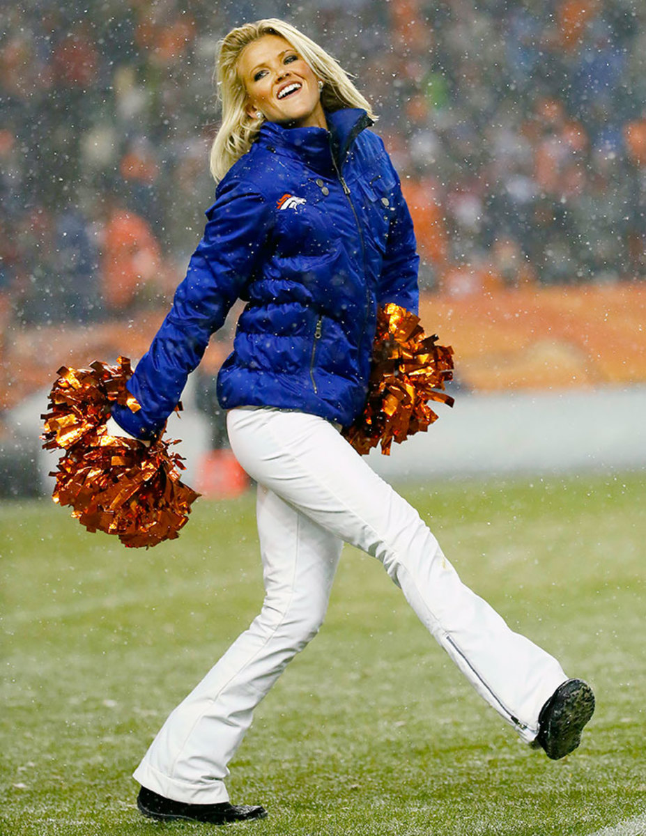 Denver-Broncos-cheerleader-AP_8615782721.jpg