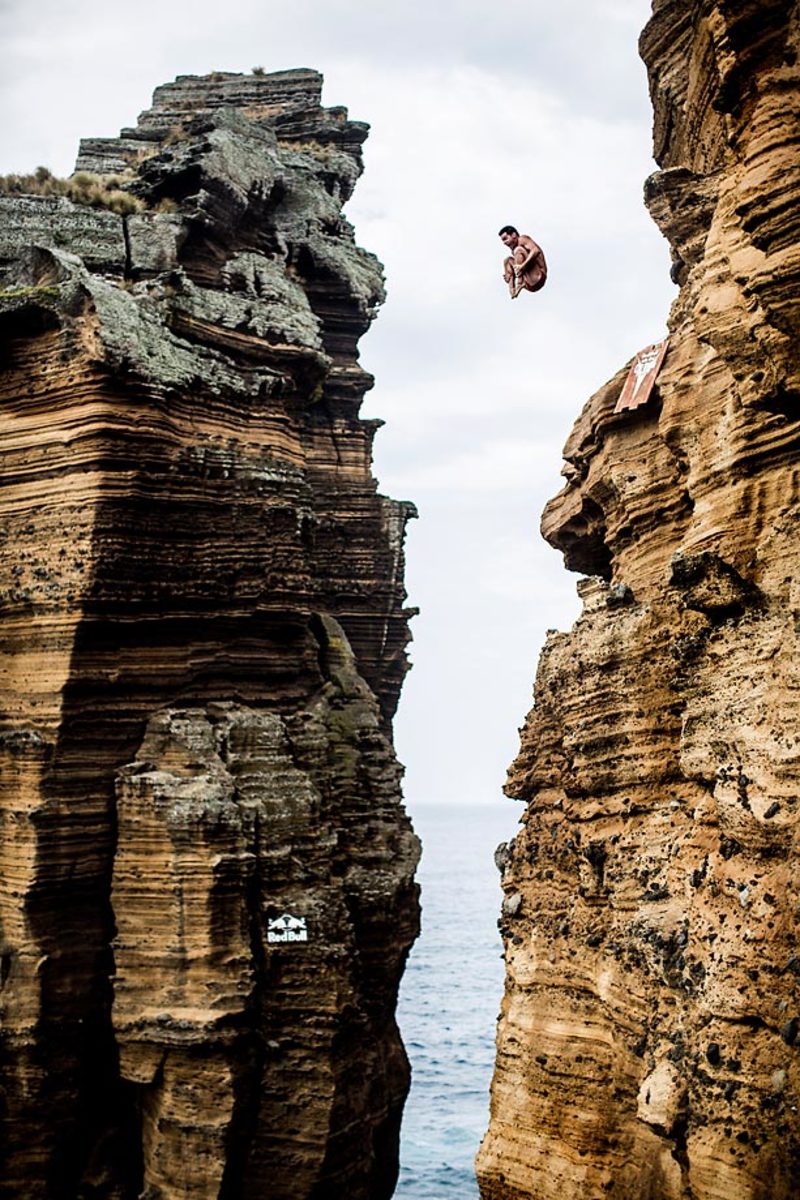 cliff-diving-481255662.jpg