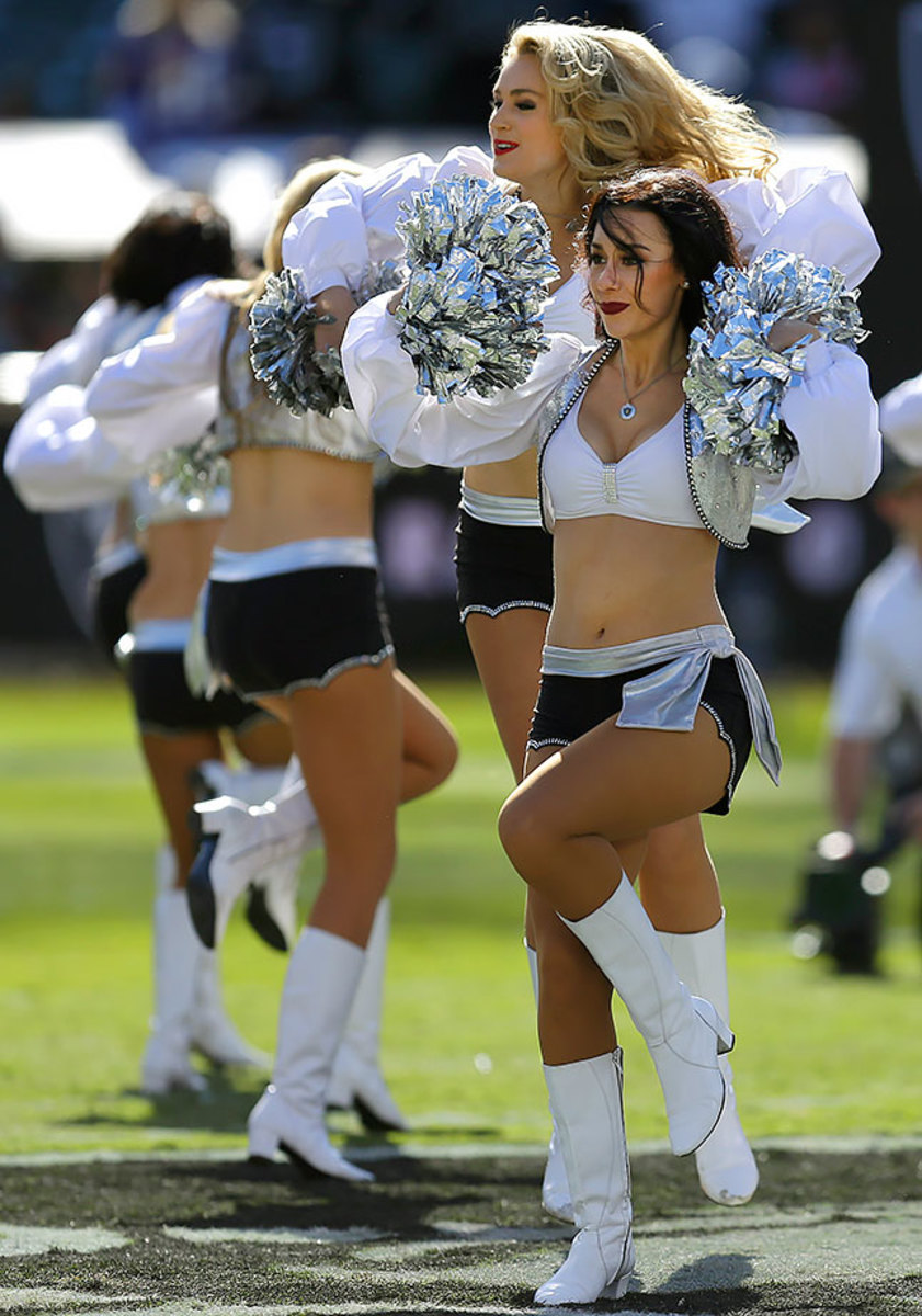 Oakland-Raiders-Raiderettes-cheerleaders-AP_273366198411.jpg