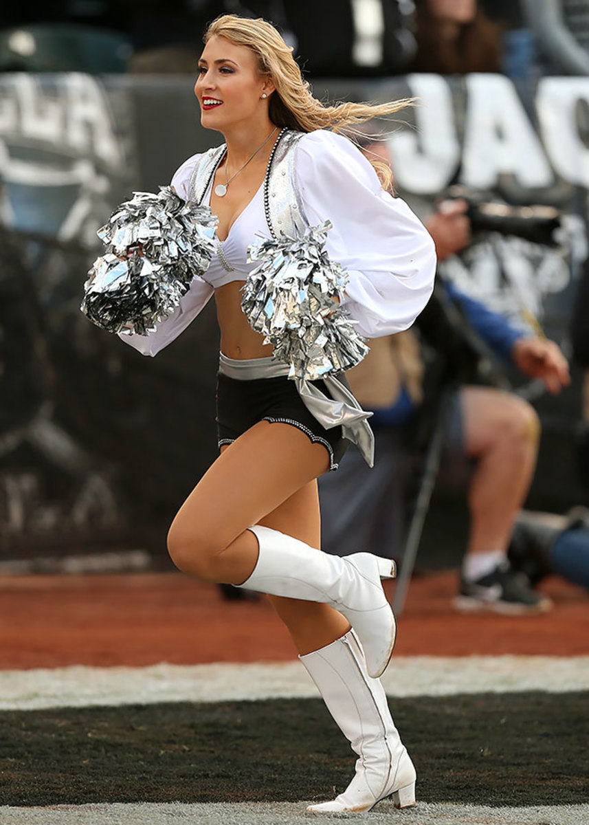 Oakland-Raiders-Raiderettes-cheerleaders-464873856_Vikings_at_Raiders.jpg