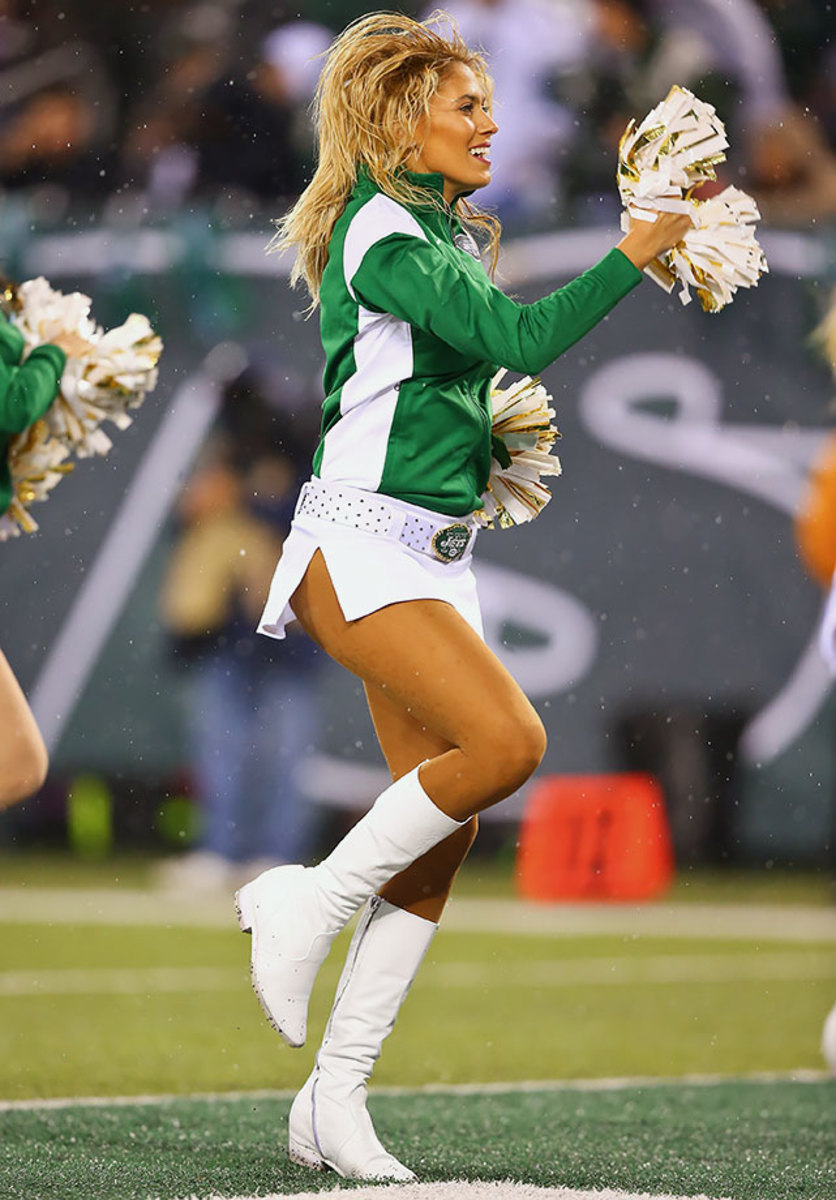New-York-Jets-Flight-Crew-cheerleaders-CGV_111215343_Jets_Bills.jpg