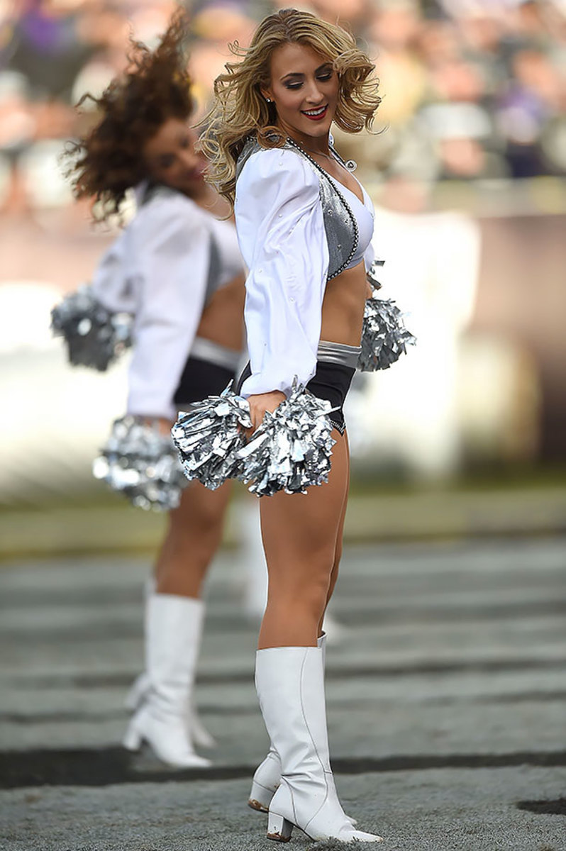 Oakland-Raiders-Raiderettes-cheerleaders-497303440.jpg
