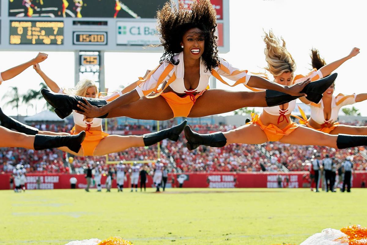 Tampa-Bay-Buccaneers-cheerleaders-GettyImages-500278918.jpg