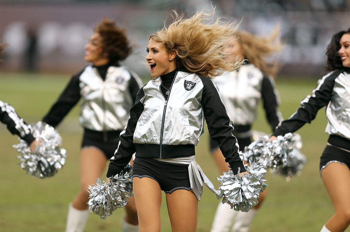 Oakland-Raiders-Raiderettes-cheerleaders-46459967_Chiefs_at_Raiders.jpg