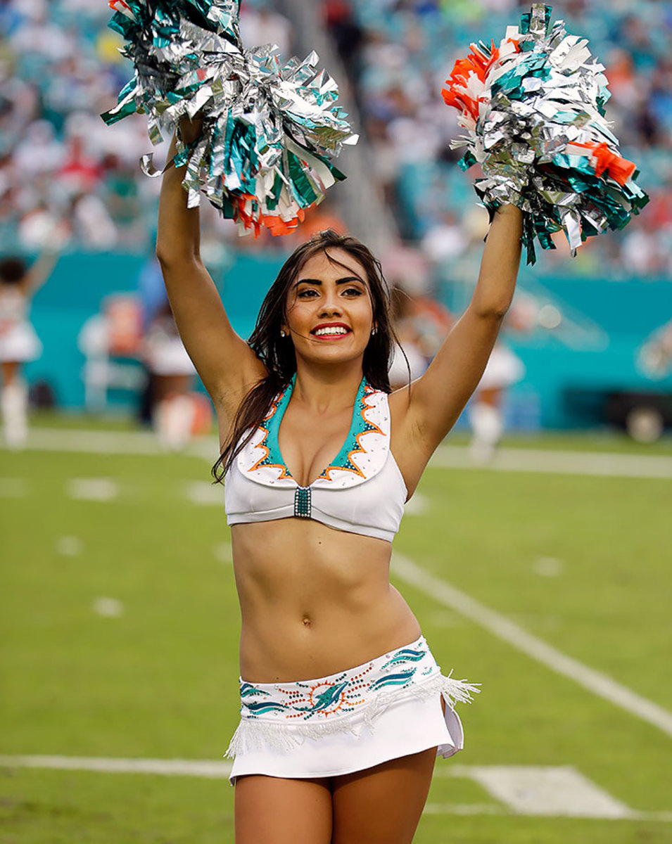 Miami-Dolphins-cheerleaders-AP_429268791123.jpg