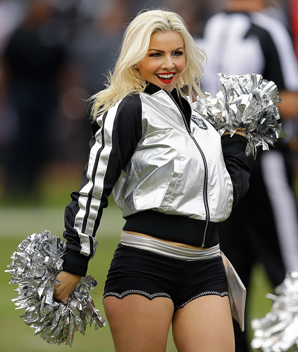 Oakland-Raiders-Raiderettes-cheerleaders-AP_297974610066.jpg
