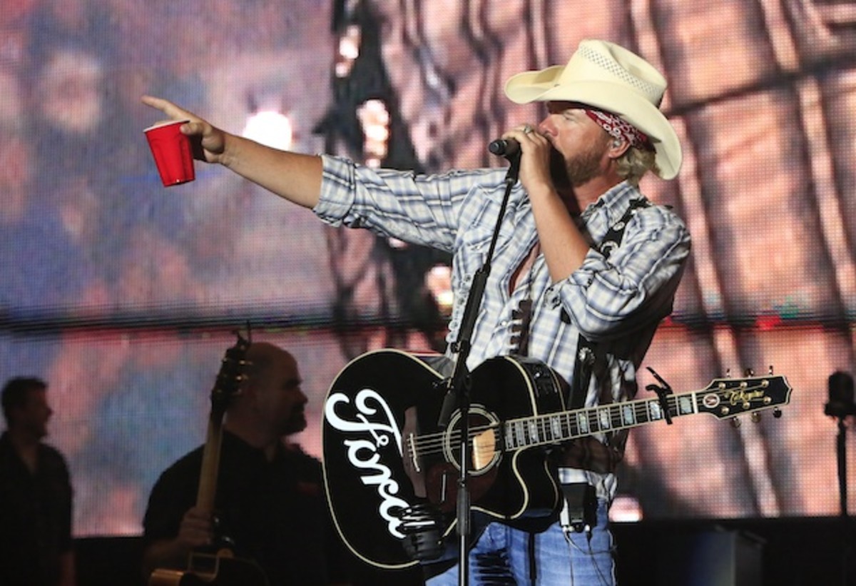 Toby Keith sure did whip those fans into a frenzy, huh?