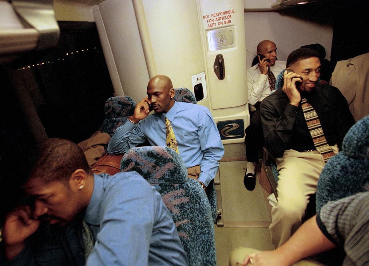 1998-0405-Dickey-Simpkins-Michael-Jordan-Scottie-Pippen-Ron-Harper-006506145.jpg