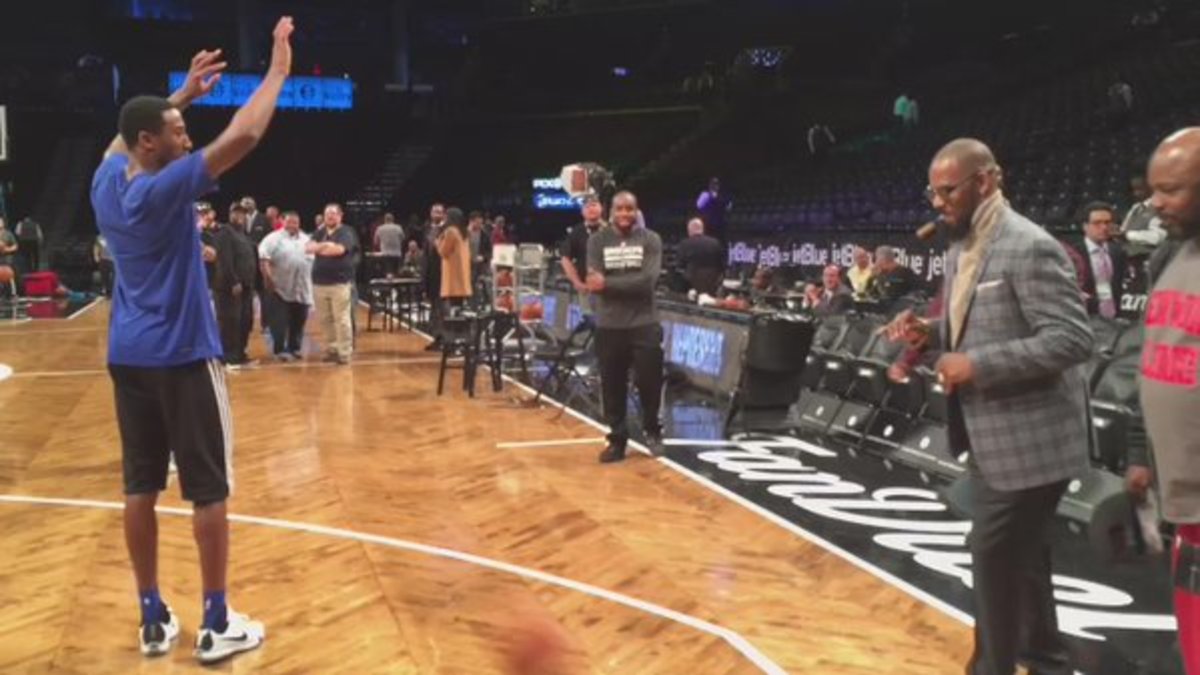 R. Kelly plays basketball before Brooklyn Nets game (video) Sports