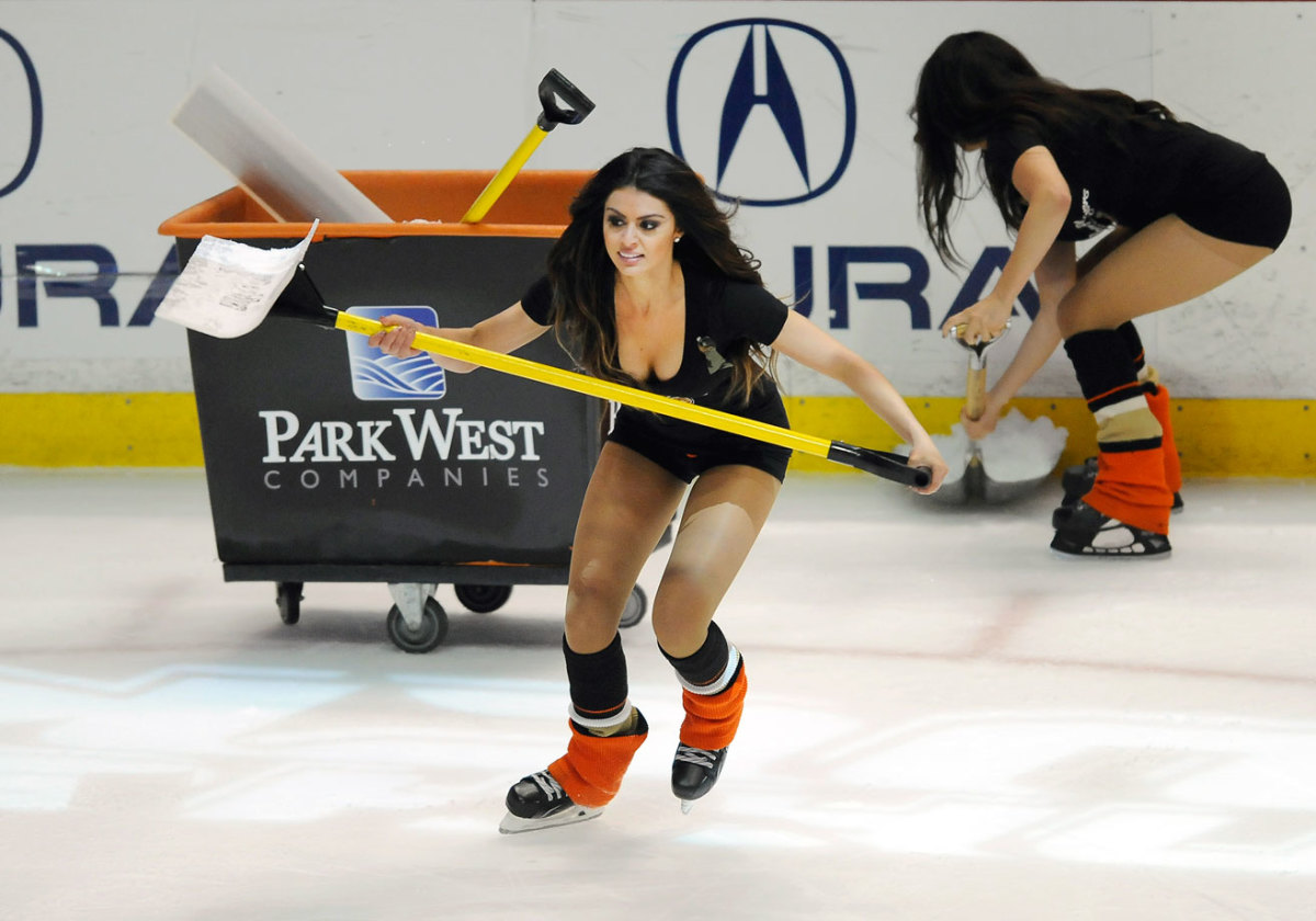 Anaheim-Ducks-Power-Players-Ice-Girls-50614205025_Canucks_at_Ducks.jpg