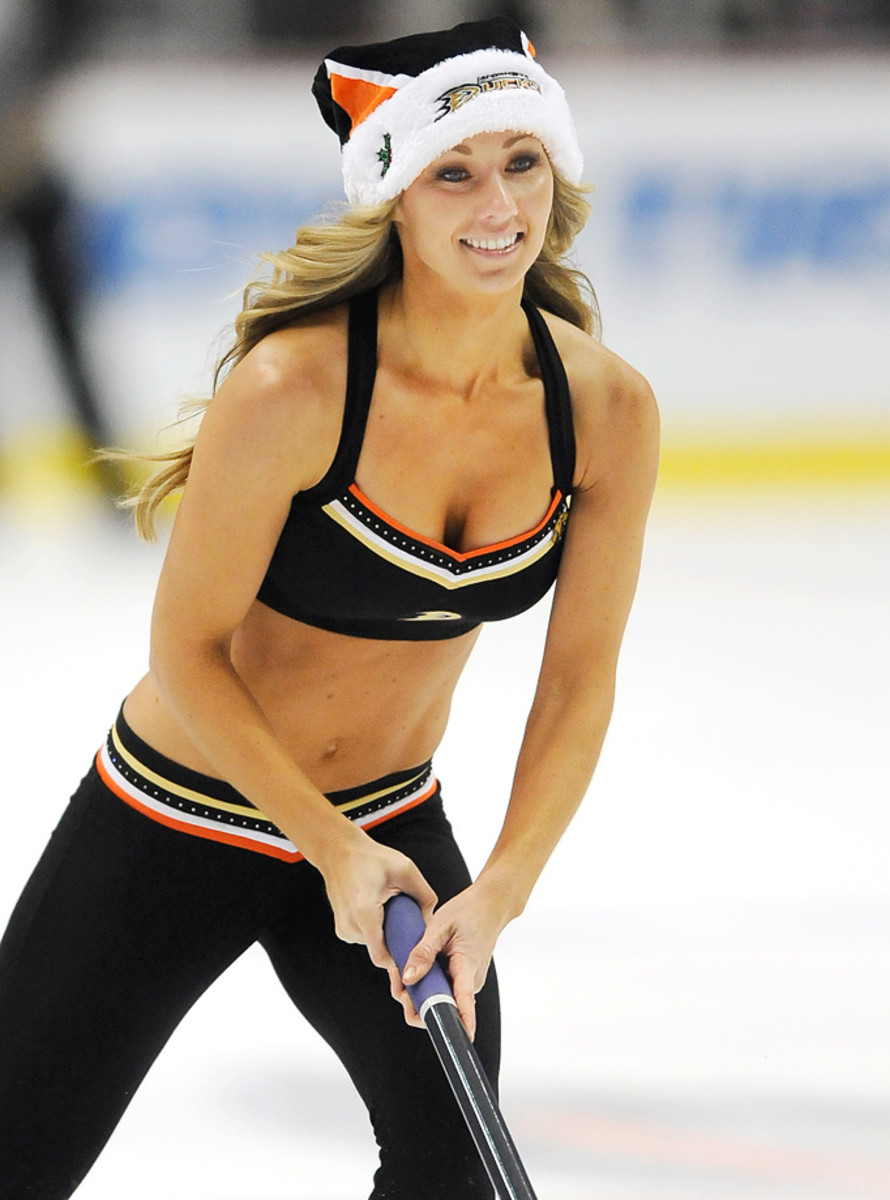 Anaheim-Ducks-Power-Players-Ice-Girls-50614205012_Bruins_at_Ducks.jpg