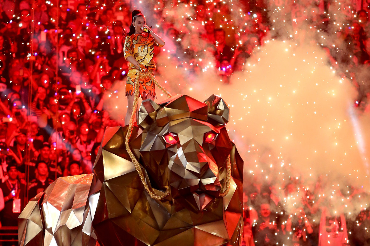 Katy Perry halftime show: #39 Roar #39 singer enters on robot lion for Super