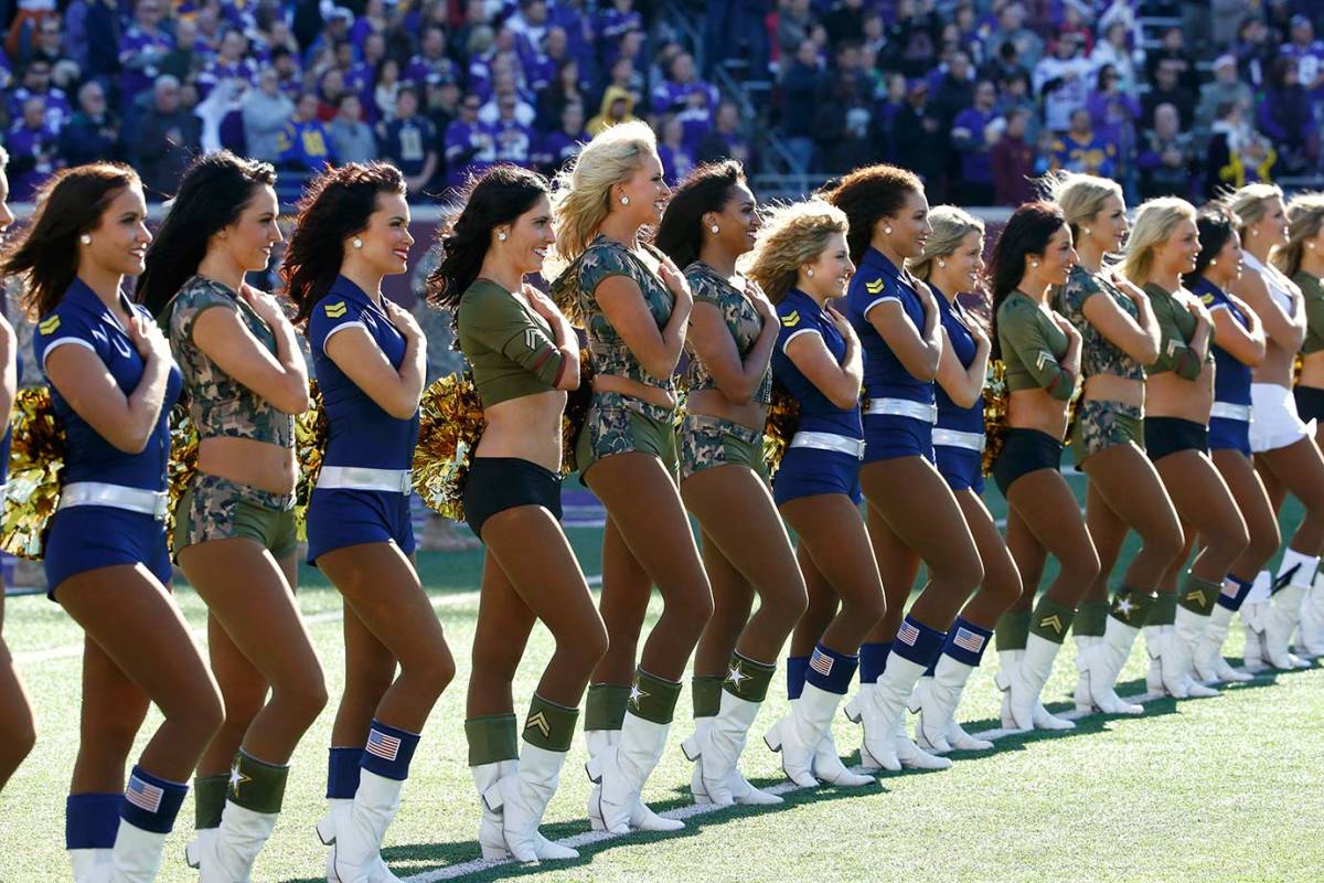 Minnesota-Vikings-cheerleaders-AP_299922006810.jpg