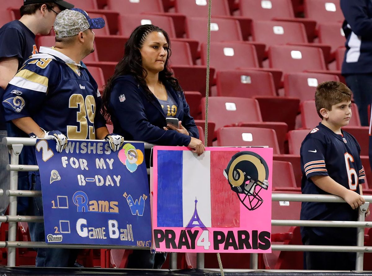 St-Louis-Rams-fan-honors-Paris-victims.jpg