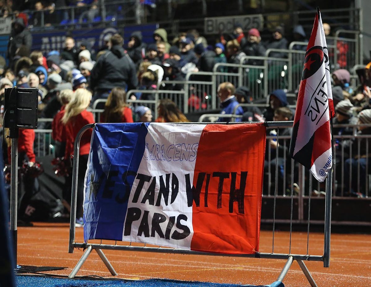 Saracens-rugby-fans-honor-Paris-victims.jpg