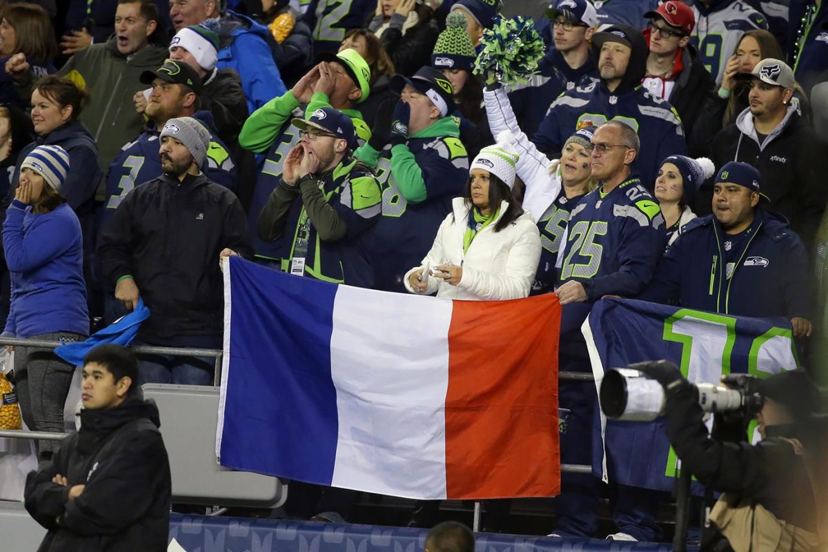 Seattle-Seahawks-fans-French-flag.jpg