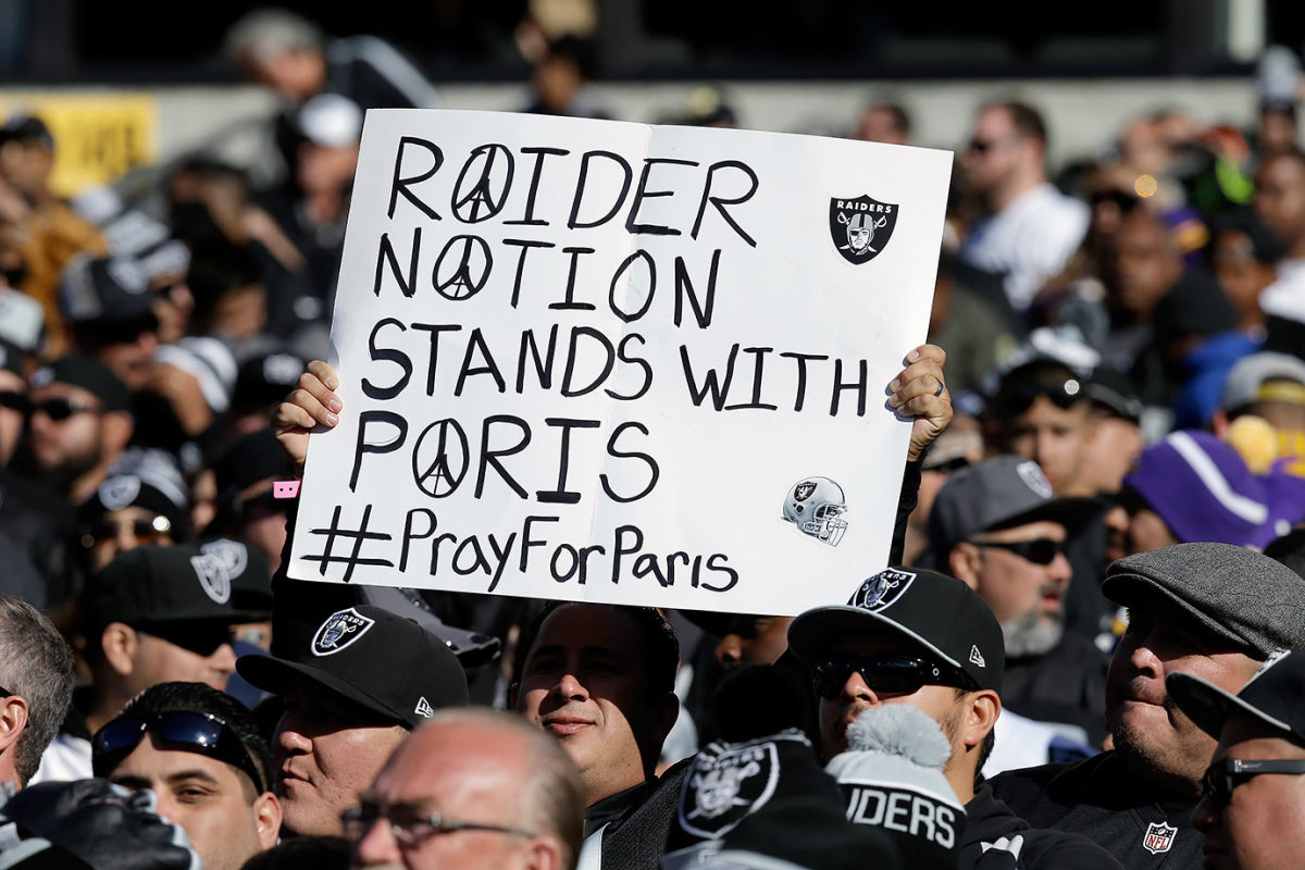 Oakland-Raiders-fan-honors-Paris-victims-AP_729485439590.jpg