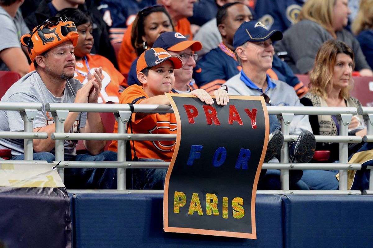 Chicago-Bears-fan-honors-Paris-victims.jpg