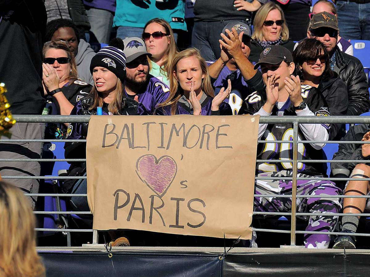 Baltimore-Ravens-fans-honor-Paris-victims.jpg