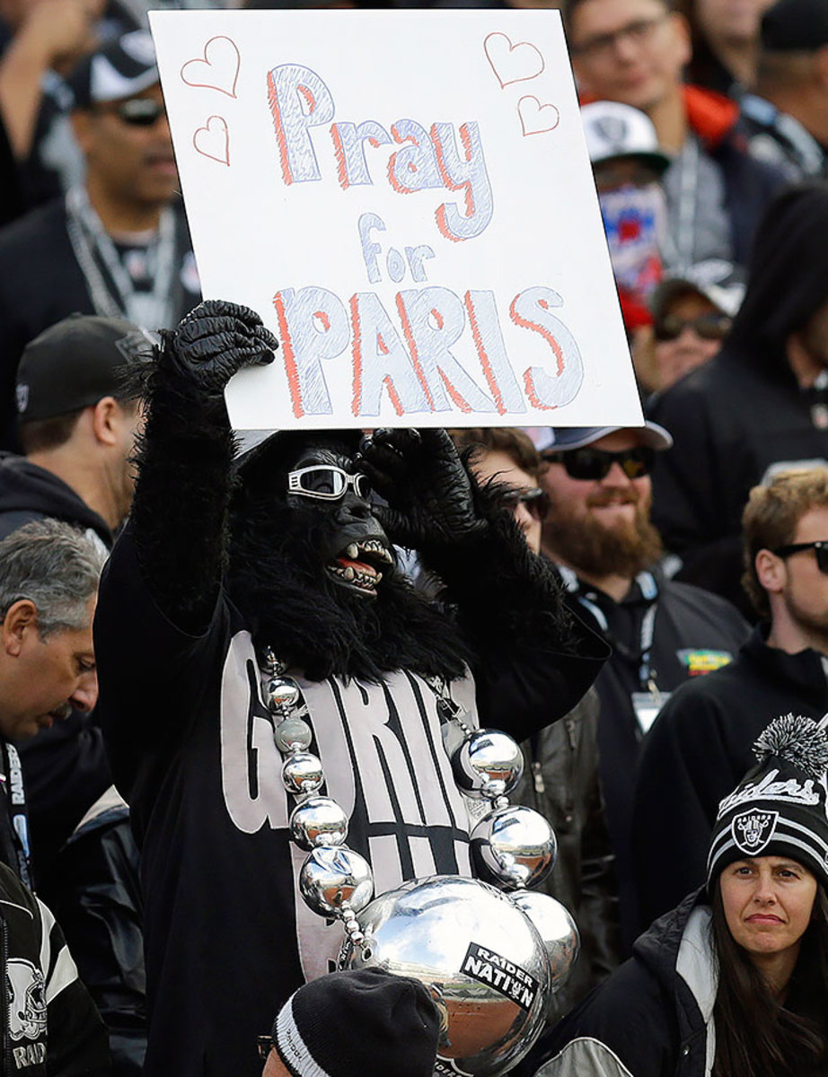 Oakland-Raiders-fan-honors-Paris-victims-AP_456957114706.jpg