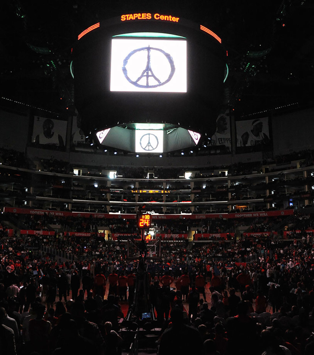 Los-Angeles-Clippers-Detroit-Pistons-honor-Paris-victims.jpg