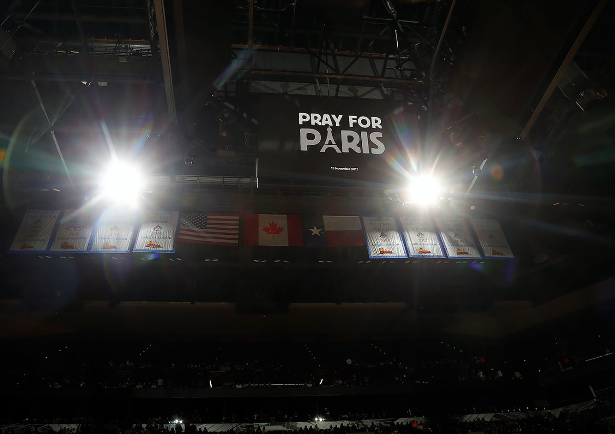 San-Antonio-Spurs-honor-Paris-victims.jpg