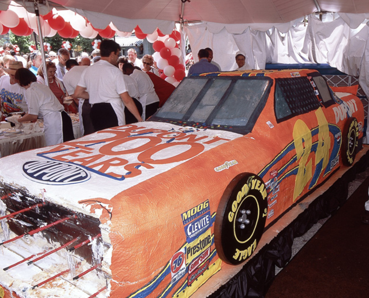 The 2002 DuPont Day featured a cake shaped like Gordon's No. 24 race car.