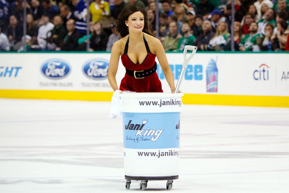 Dallas-Stars-Ice-Girls-CEY141223392_MAPLELEAFS_AT_STARS.jpg