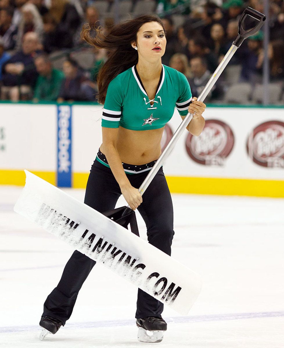 Dallas-Stars-Ice-Girls-CEY141120292_COYOTES_AT_STARS.jpg