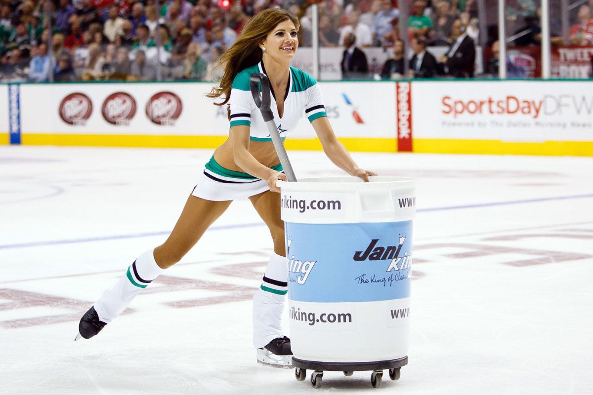 Dallas-Stars-Ice-Girls-CEY141009868_BLACKHAWKS_AT_STARS.jpg