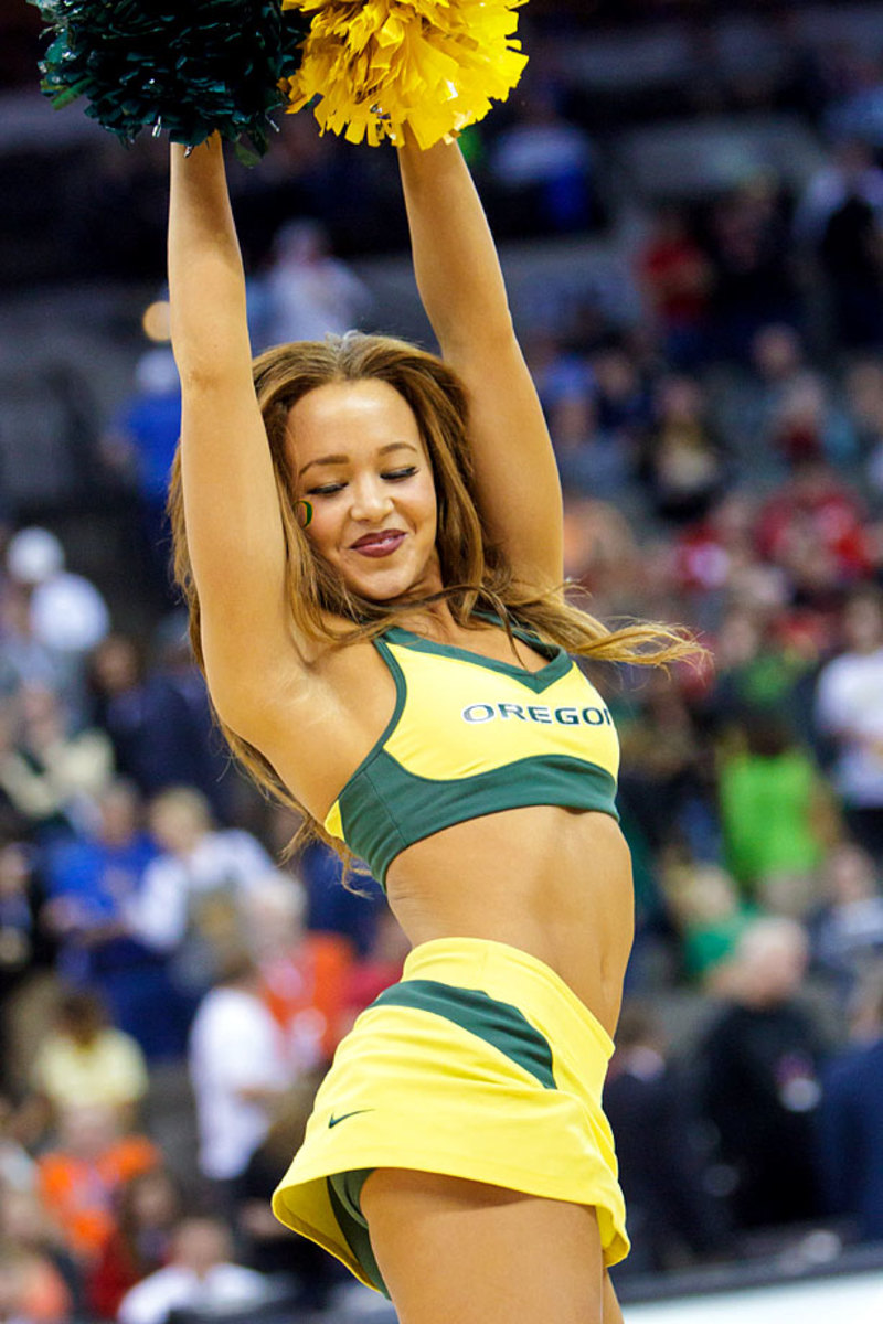 Oregon-cheerleaders-CBG1503200452_Oklahoma_State_v_Oregon.jpg