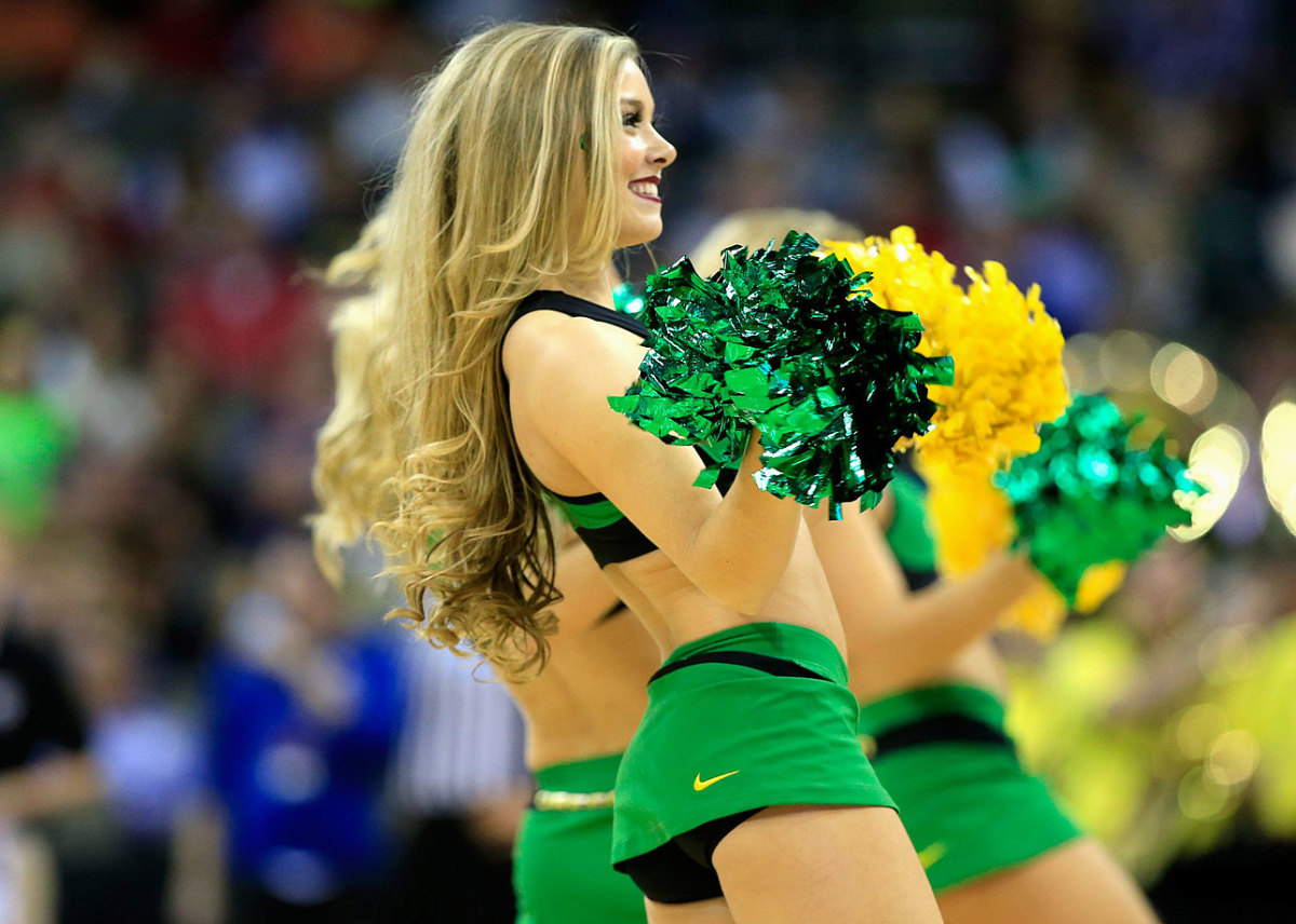Oregon-cheerleaders-467297618.jpg