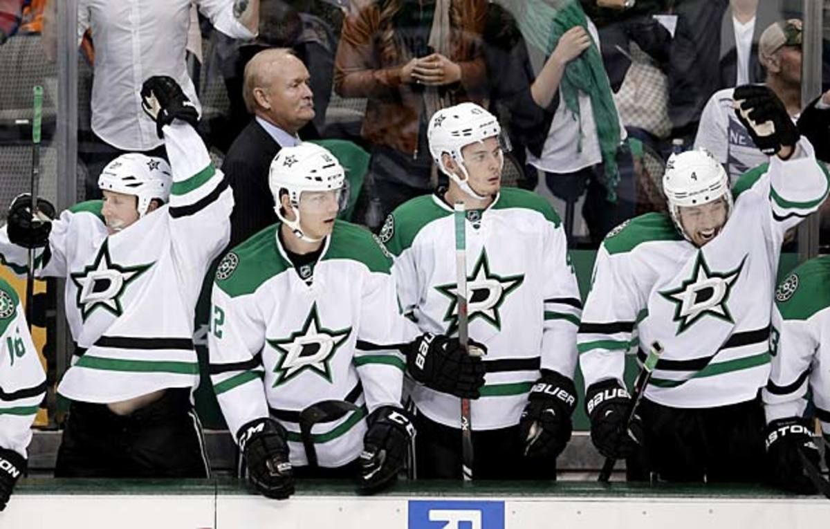 The Dallas Stars on their bench with coach Lindy Ruff.