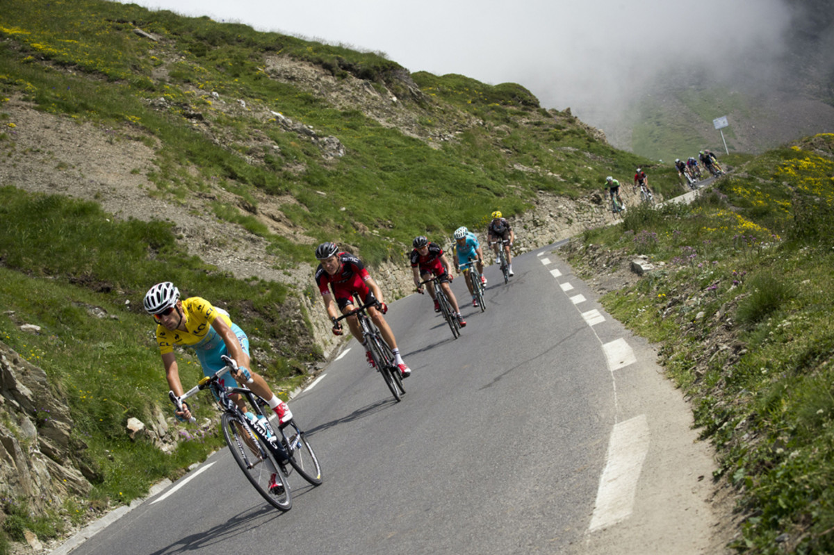 Nibali wearing the overall leader's yellow jersey rides in the pack. 