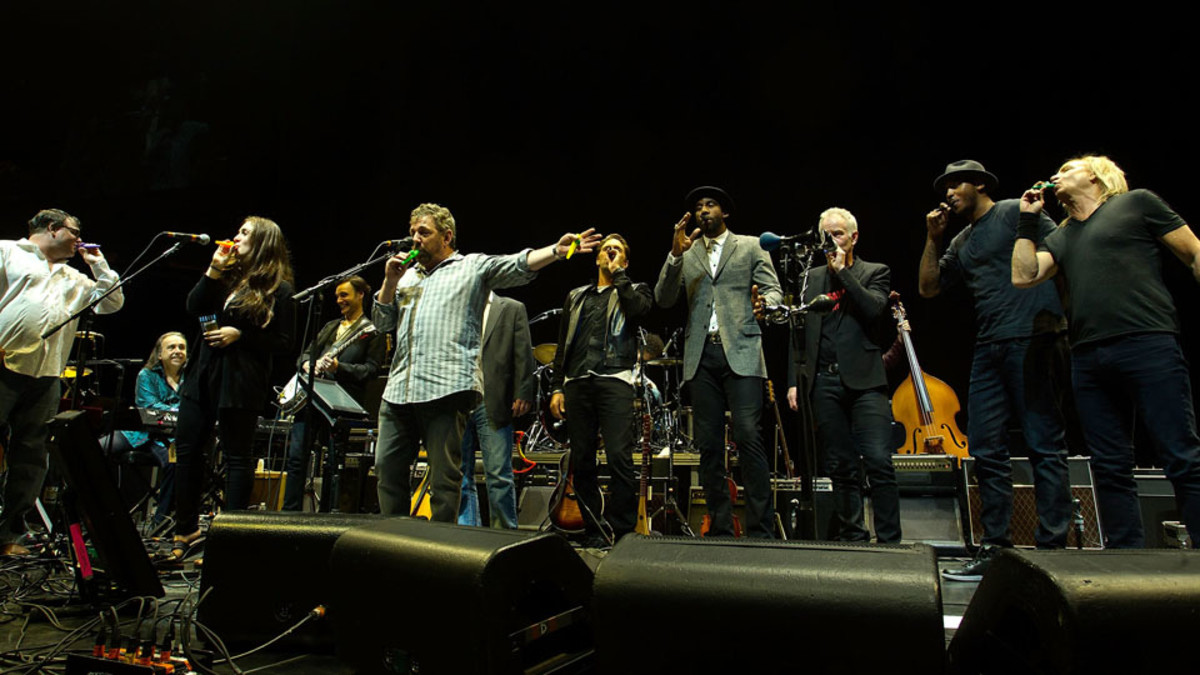 New York Knicks' Amar'e Stoudemire and Carmelo Anthony helped James