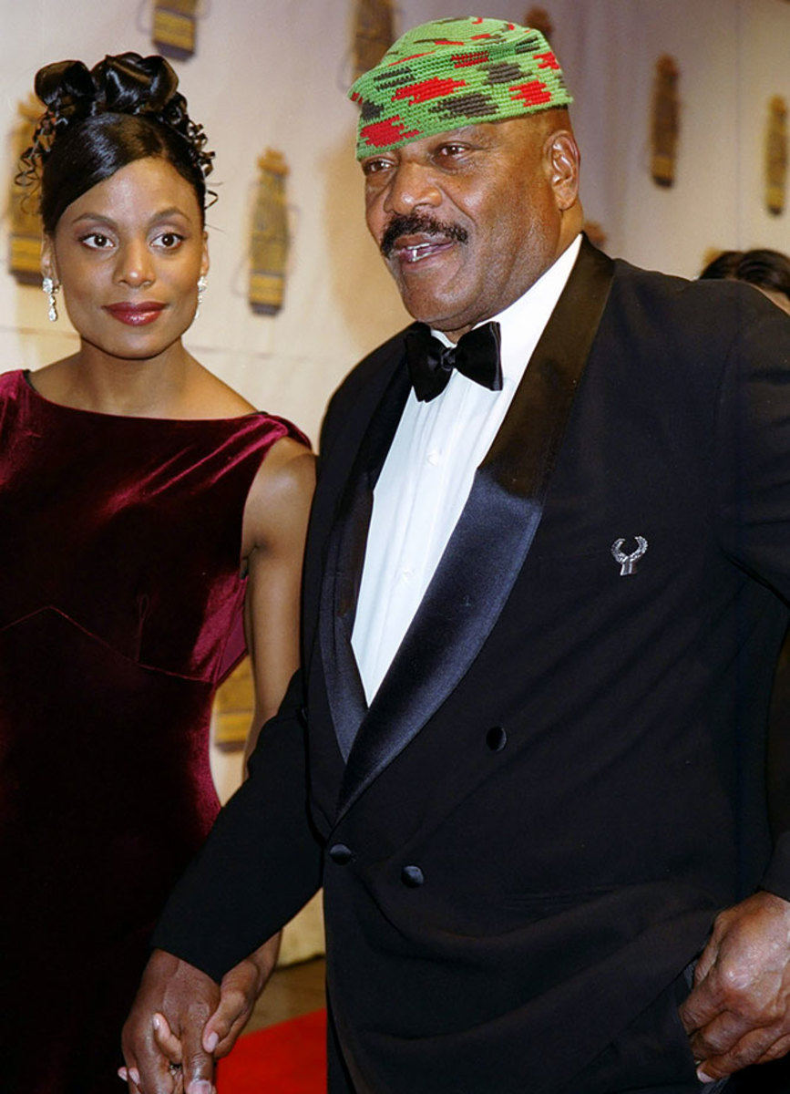 1999-1202-Jim-Brown-wife-Monique.jpg