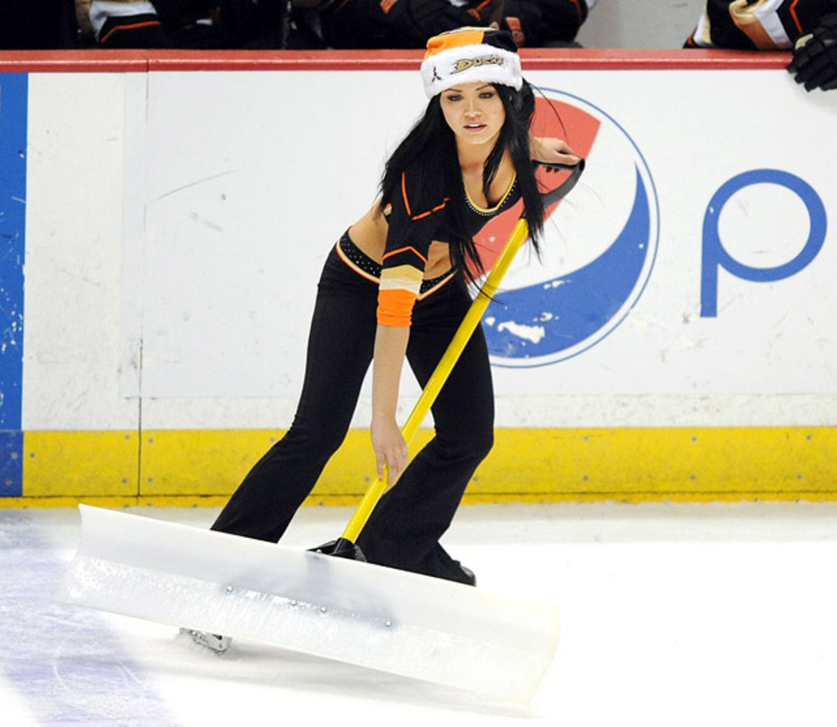 140304161602-anaheim-ducks-power-players-ice-girls-506132195753-islanders-at-ducks-single-image-cut.jpg