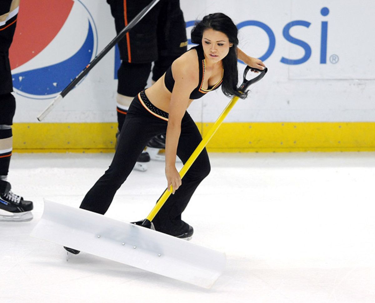 140304161340-anaheim-ducks-power-players-ice-girls-506132193028-coyotes-at-ducks-single-image-cut.jpg