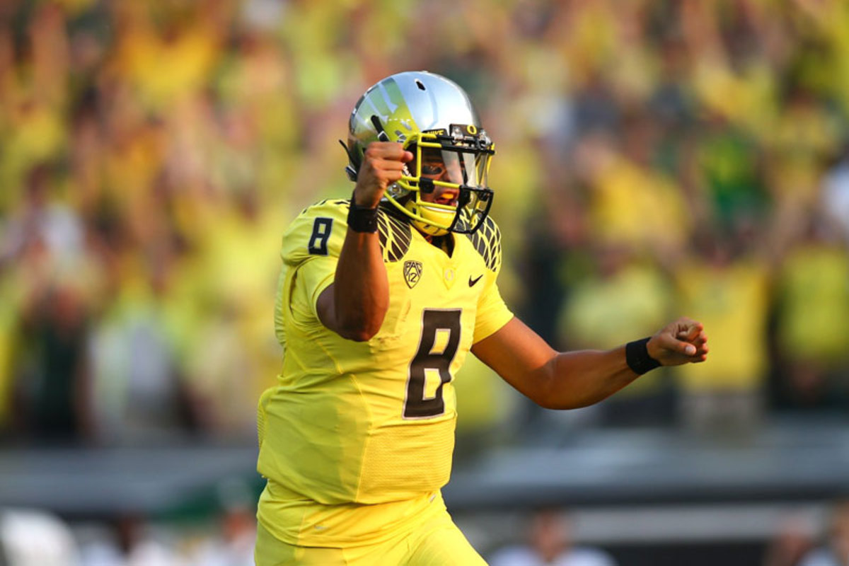 marcus-mariota-fist-bump-800-jf.jpg