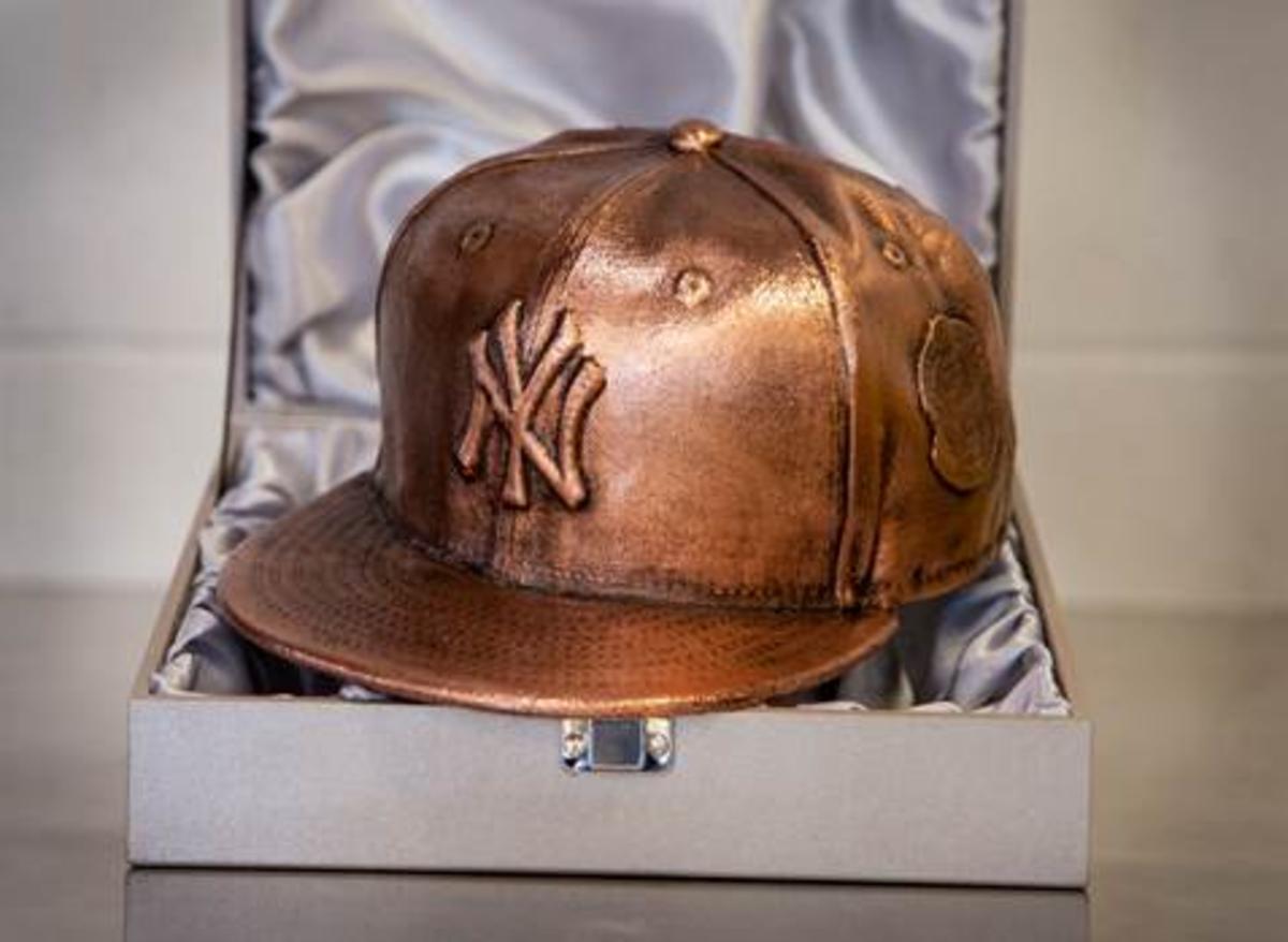 yankees derek jeter bronze cap retirement gifts