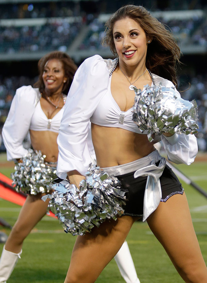 Oakland-Raiders-Raiderettes-cheerleaders-AP641127458945_4.jpg