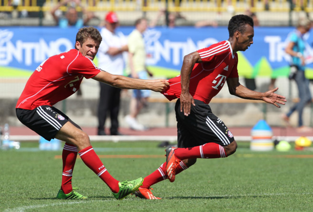 German-American teenager Julian Green, right, goes through Bayern Munich training exercises with Thomas Muller.