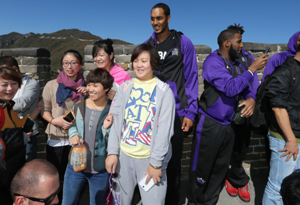 Ryan Hollins (center)