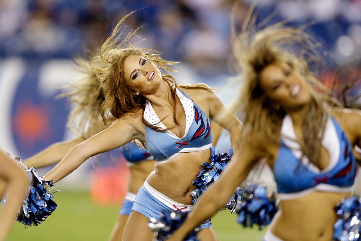 Tennessee-Titans-cheerleaders-AP207594587982_12.jpg