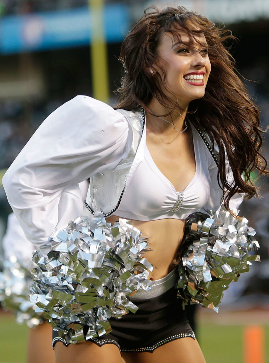 Oakland-Raiders-Raiderettes-cheerleaders-AP902675565770_1.jpg
