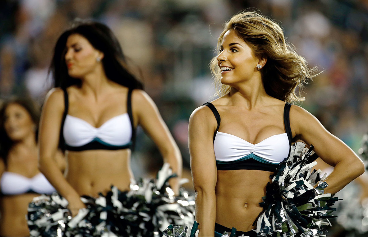 Philadelphia-Eagles-cheerleaders-AP561707932014_11.jpg